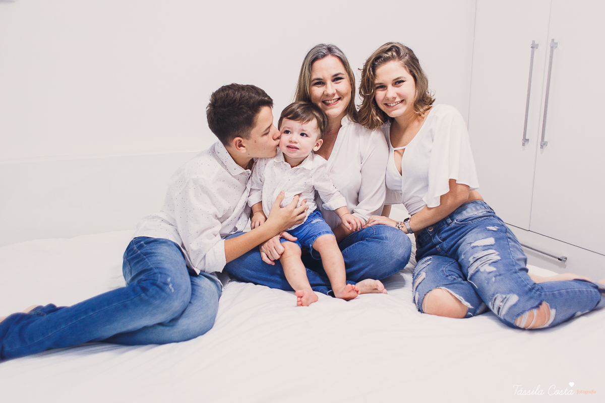 registros fotográficos feitos em casa, fotografia de família, lifestyle, tássila costa fotografia, mãe de 3, família grande e feliz, vitória es