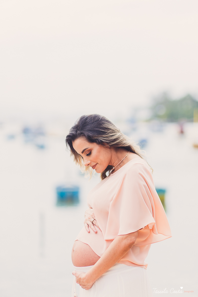 fotos de gestante na Praia do Ribeiro, Praia da Costa, fotos de gestante no Farol de Santa Luzia, Vila Velha, Igreja Missão Praia da Costa, Tássila Costa fotografia, poses para ensaio gestante, fotografia de gestante na praia da Costa
