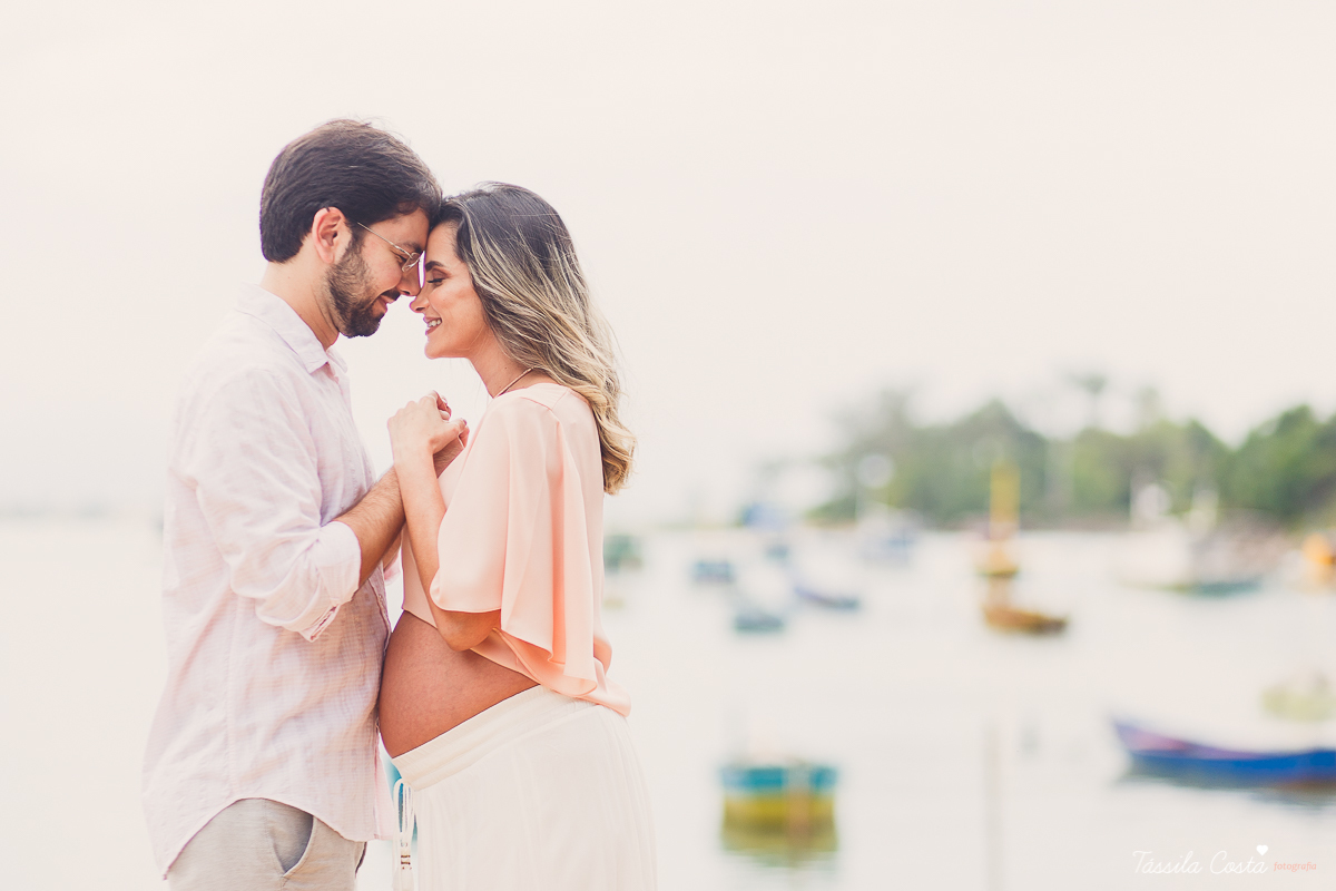 fotos de gestante na Praia do Ribeiro, Praia da Costa, fotos de gestante no Farol de Santa Luzia, Vila Velha, Igreja Missão Praia da Costa, Tássila Costa fotografia, poses para ensaio gestante, fotografia de gestante na praia da Costa