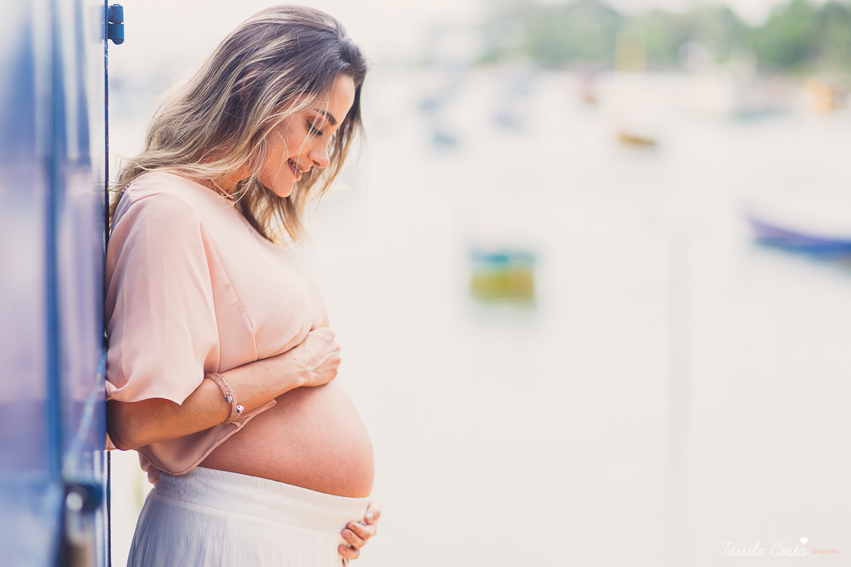 fotos de gestante na Praia do Ribeiro, Praia da Costa, fotos de gestante no Farol de Santa Luzia, Vila Velha, Igreja Missão Praia da Costa, Tássila Costa fotografia, poses para ensaio gestante, fotografia de gestante na praia da Costa