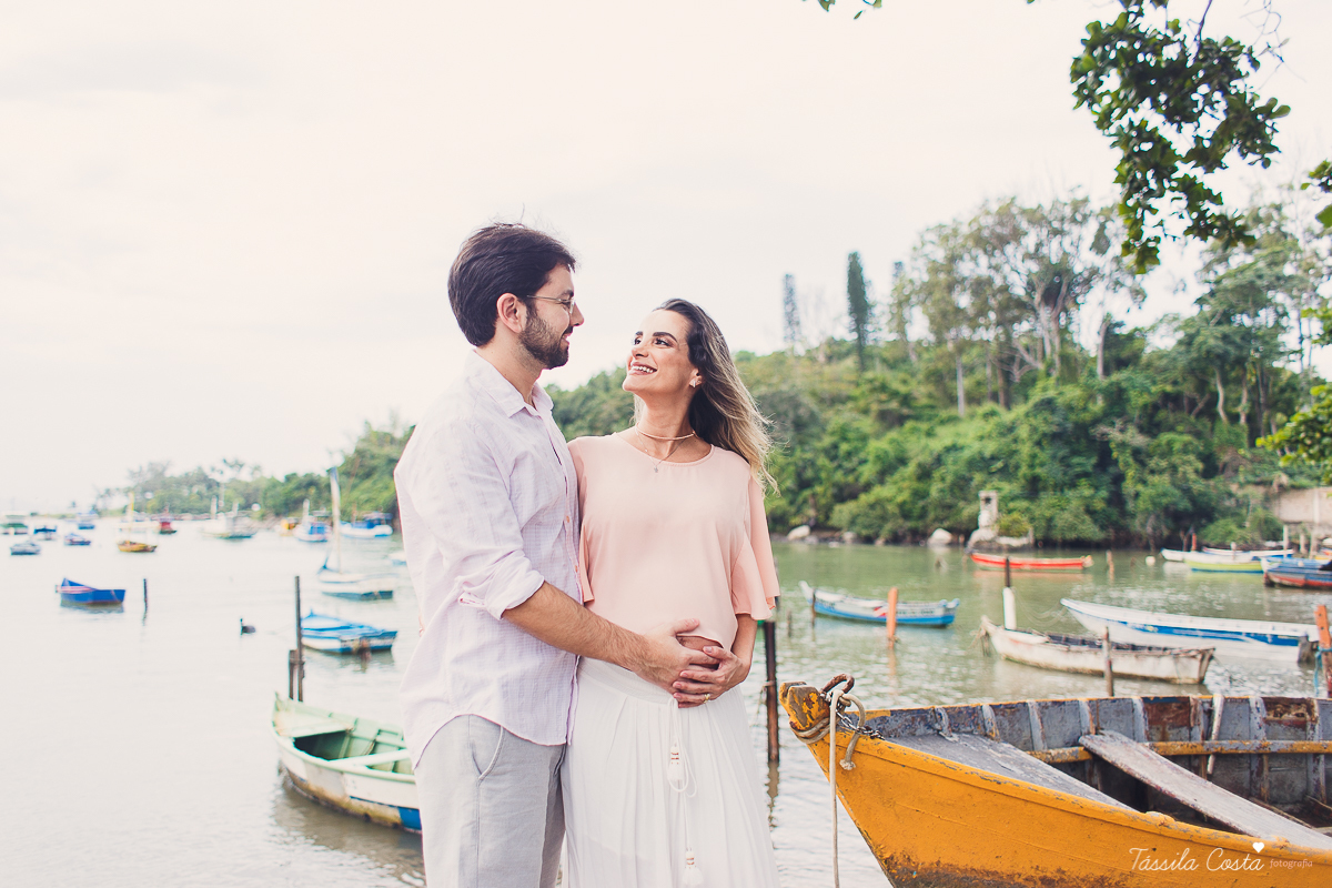 fotos de gestante na Praia do Ribeiro, Praia da Costa, fotos de gestante no Farol de Santa Luzia, Vila Velha, Igreja Missão Praia da Costa, Tássila Costa fotografia, poses para ensaio gestante, fotografia de gestante na praia da Costa
