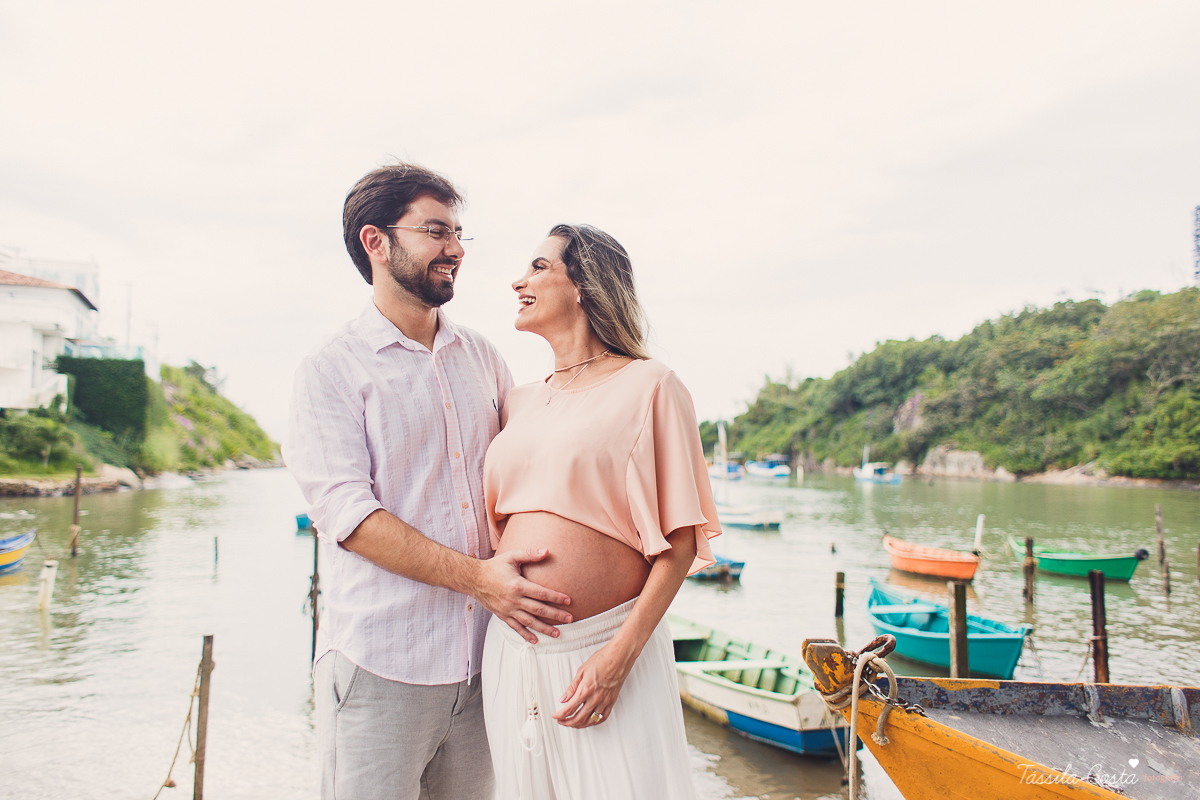 fotos de gestante na Praia do Ribeiro, Praia da Costa, fotos de gestante no Farol de Santa Luzia, Vila Velha, Igreja Missão Praia da Costa, Tássila Costa fotografia, poses para ensaio gestante, fotografia de gestante na praia da Costa