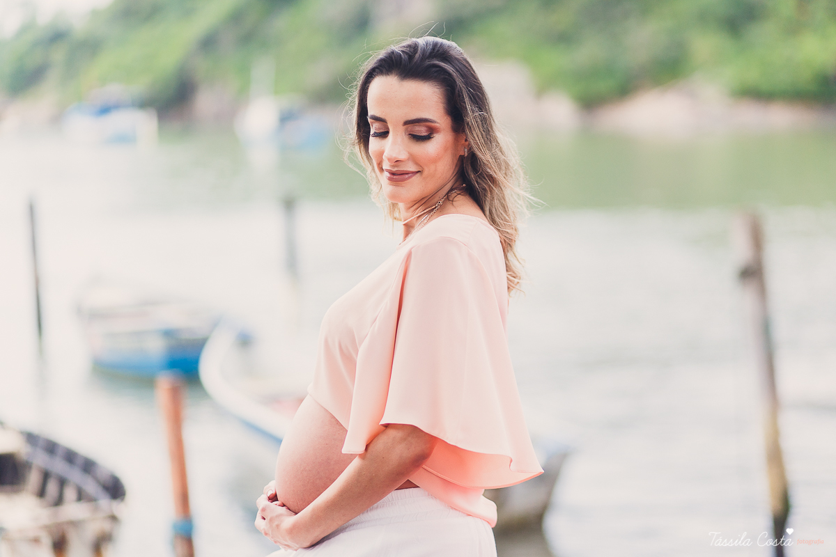 fotos de gestante na Praia do Ribeiro, Praia da Costa, fotos de gestante no Farol de Santa Luzia, Vila Velha, Igreja Missão Praia da Costa, Tássila Costa fotografia, poses para ensaio gestante, fotografia de gestante na praia da Costa