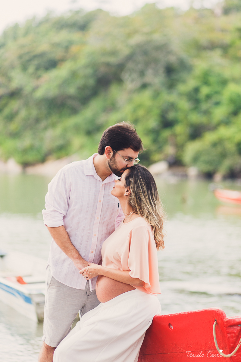 fotos de gestante na Praia do Ribeiro, Praia da Costa, fotos de gestante no Farol de Santa Luzia, Vila Velha, Igreja Missão Praia da Costa, Tássila Costa fotografia, poses para ensaio gestante, fotografia de gestante na praia da Costa
