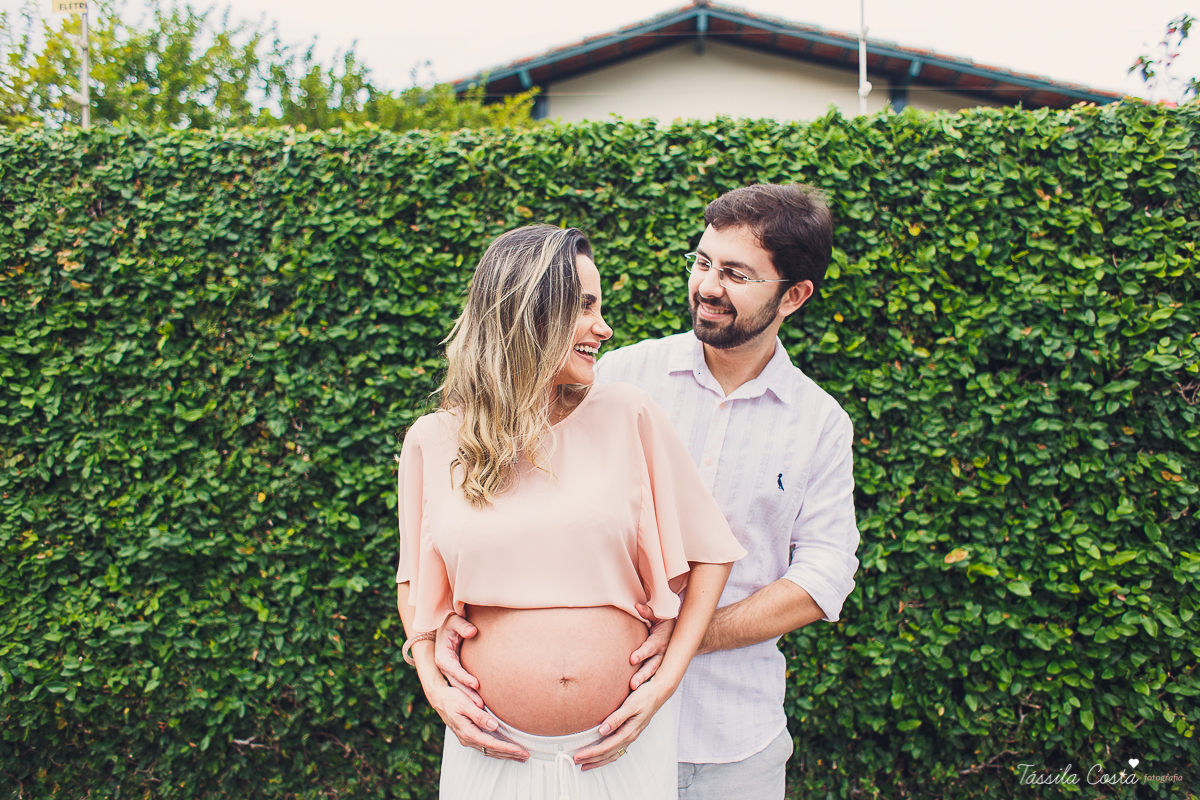 fotos de gestante na Praia do Ribeiro, Praia da Costa, fotos de gestante no Farol de Santa Luzia, Vila Velha, Igreja Missão Praia da Costa, Tássila Costa fotografia, poses para ensaio gestante, fotografia de gestante na praia da Costa
