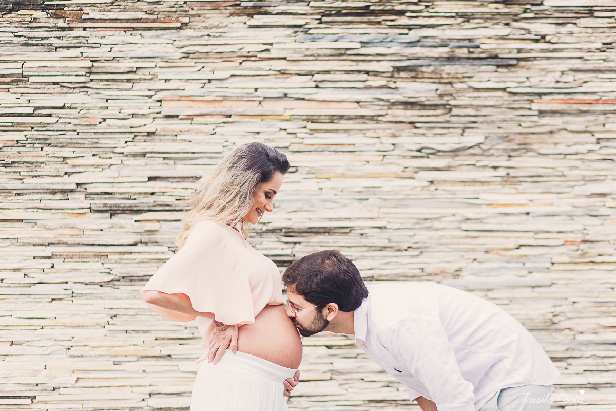 fotos de gestante na Praia do Ribeiro, Praia da Costa, fotos de gestante no Farol de Santa Luzia, Vila Velha, Igreja Missão Praia da Costa, Tássila Costa fotografia, poses para ensaio gestante, fotografia de gestante na praia da Costa