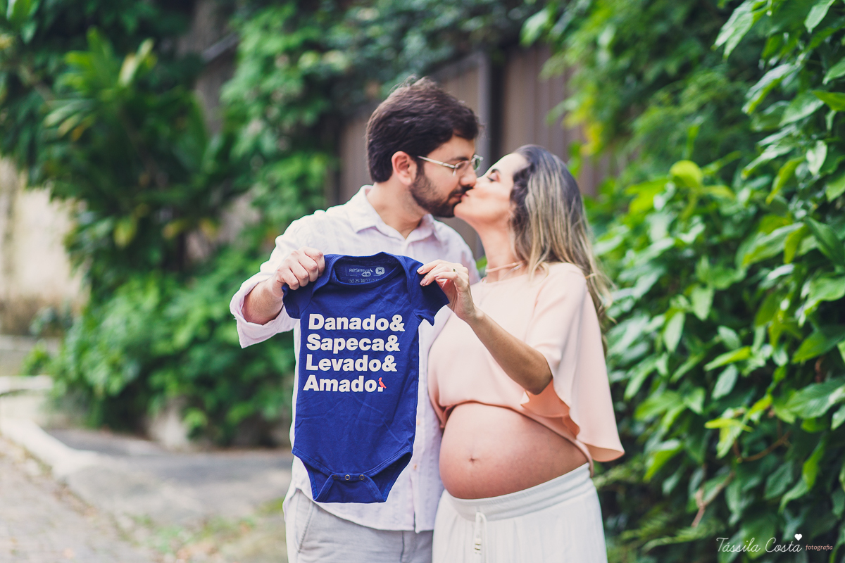 fotos de gestante na Praia do Ribeiro, Praia da Costa, fotos de gestante no Farol de Santa Luzia, Vila Velha, Igreja Missão Praia da Costa, Tássila Costa fotografia, poses para ensaio gestante, fotografia de gestante na praia da Costa