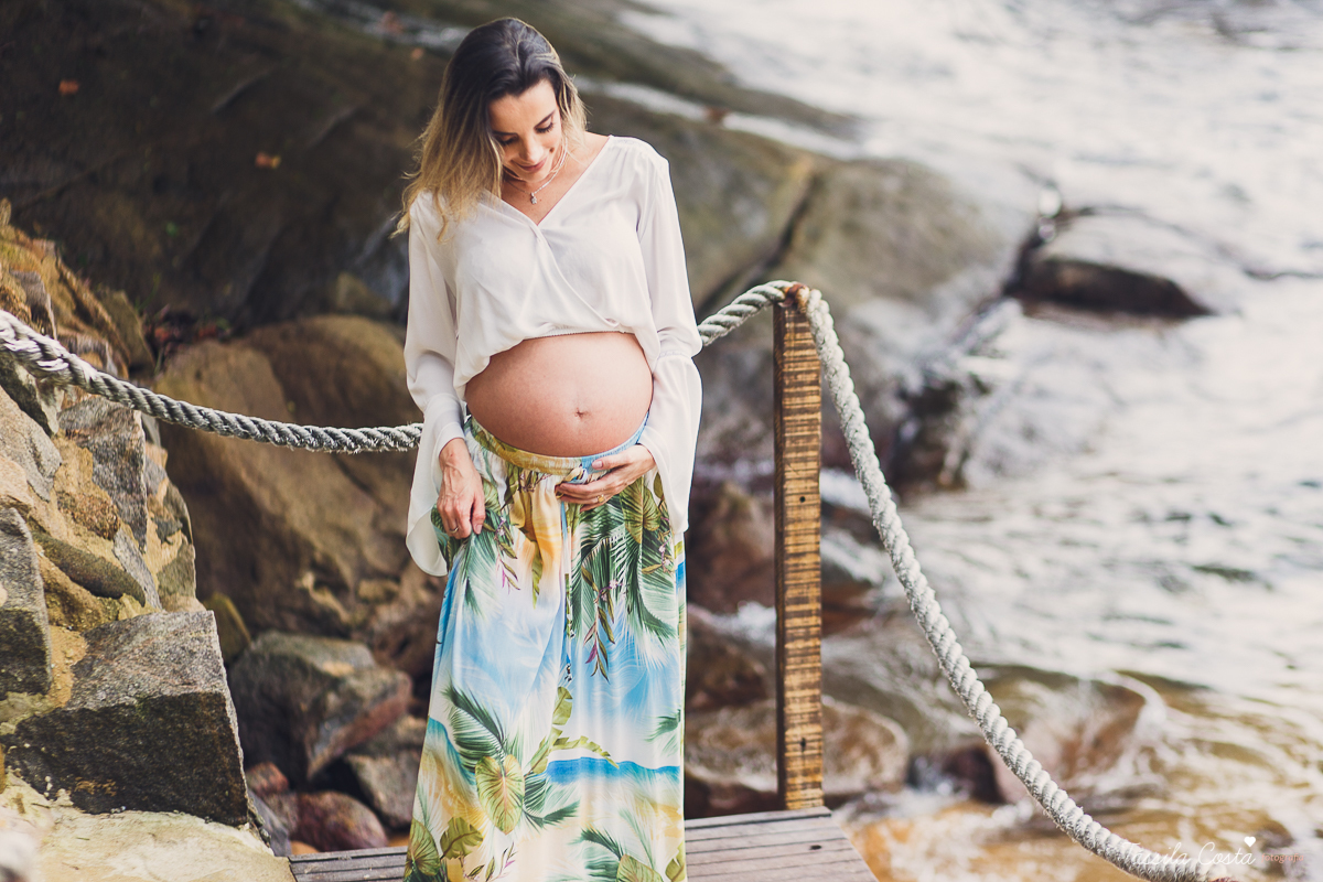 fotos de gestante na Praia do Ribeiro, Praia da Costa, fotos de gestante no Farol de Santa Luzia, Vila Velha, Igreja Missão Praia da Costa, Tássila Costa fotografia, poses para ensaio gestante, fotografia de gestante na praia da Costa
