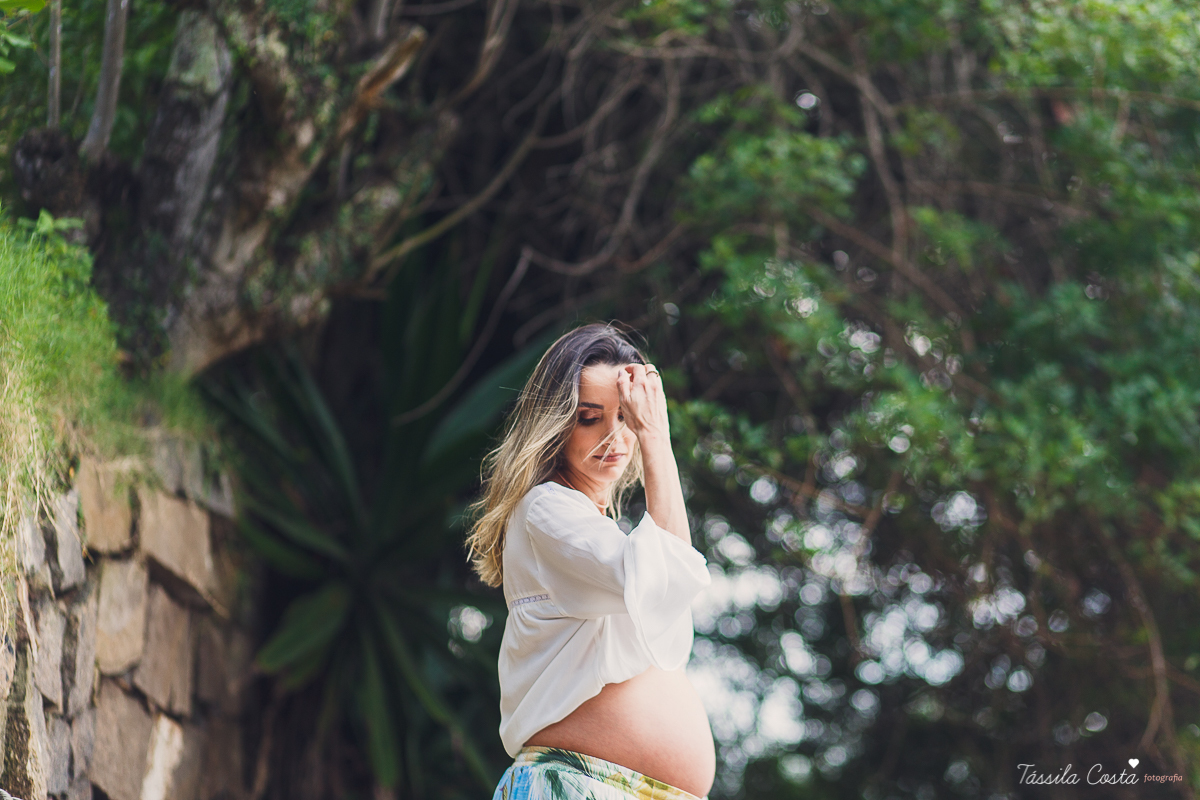 fotos de gestante na Praia do Ribeiro, Praia da Costa, fotos de gestante no Farol de Santa Luzia, Vila Velha, Igreja Missão Praia da Costa, Tássila Costa fotografia, poses para ensaio gestante, fotografia de gestante na praia da Costa