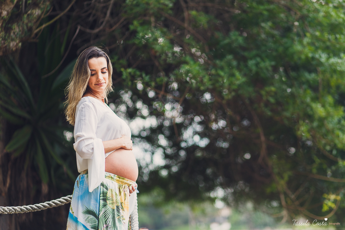 fotos de gestante na Praia do Ribeiro, Praia da Costa, fotos de gestante no Farol de Santa Luzia, Vila Velha, Igreja Missão Praia da Costa, Tássila Costa fotografia, poses para ensaio gestante, fotografia de gestante na praia da Costa