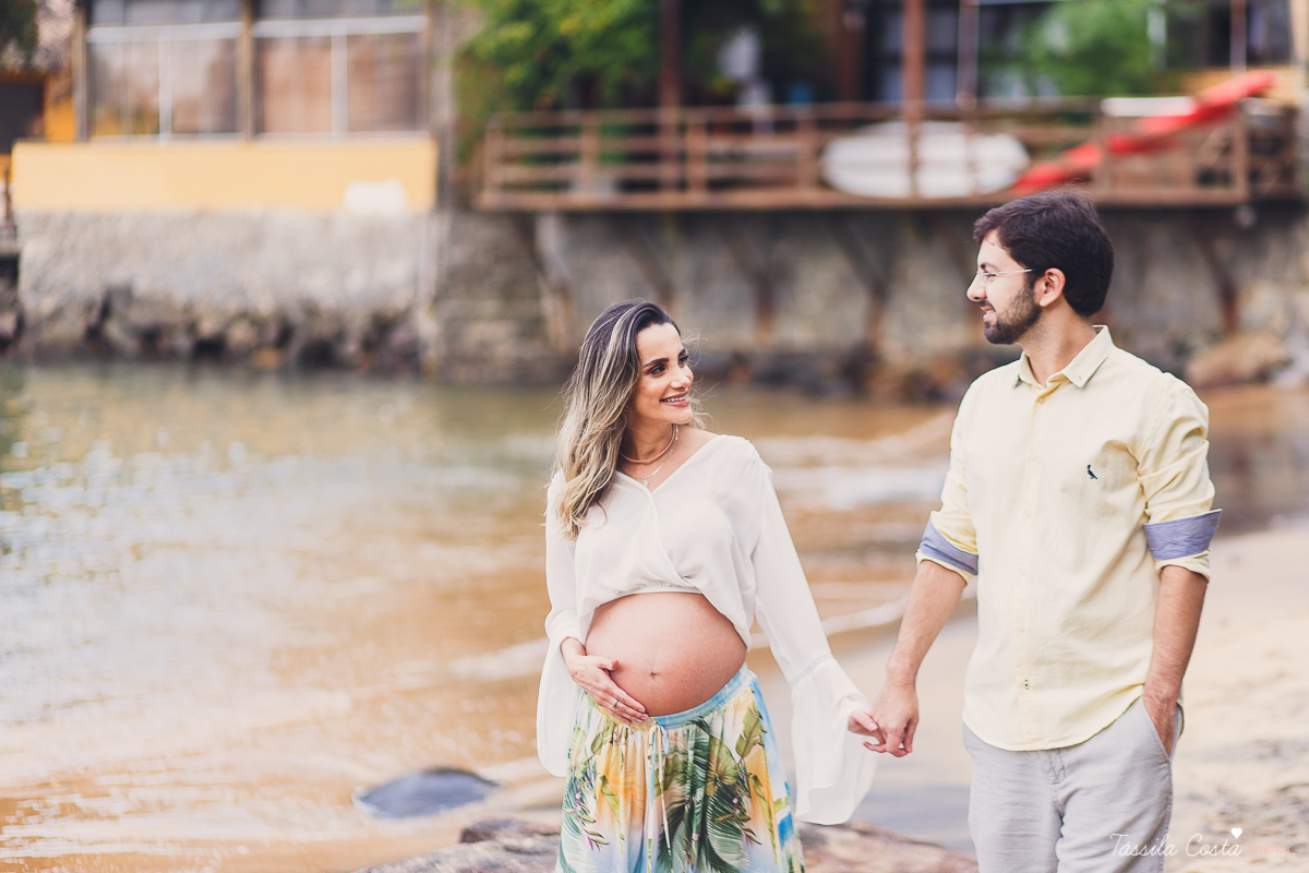 fotos de gestante na Praia do Ribeiro, Praia da Costa, fotos de gestante no Farol de Santa Luzia, Vila Velha, Igreja Missão Praia da Costa, Tássila Costa fotografia, poses para ensaio gestante, fotografia de gestante na praia da Costa