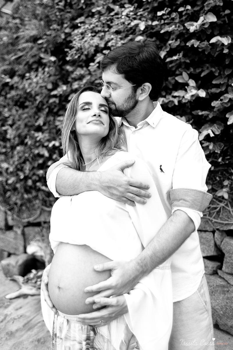 fotos de gestante na Praia do Ribeiro, Praia da Costa, fotos de gestante no Farol de Santa Luzia, Vila Velha, Igreja Missão Praia da Costa, Tássila Costa fotografia, poses para ensaio gestante, fotografia de gestante na praia da Costa