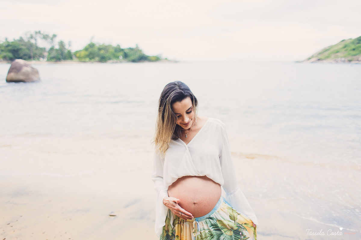 fotos de gestante na Praia do Ribeiro, Praia da Costa, fotos de gestante no Farol de Santa Luzia, Vila Velha, Igreja Missão Praia da Costa, Tássila Costa fotografia, poses para ensaio gestante, fotografia de gestante na praia da Costa