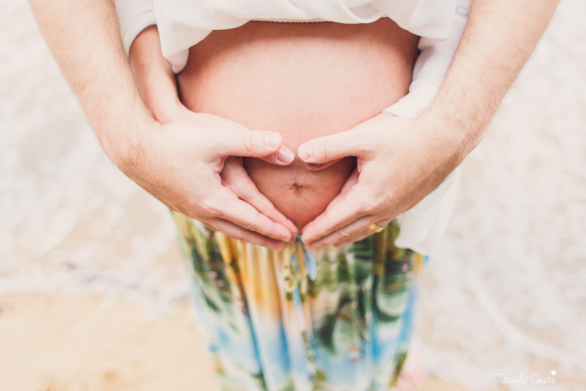 fotos de gestante na Praia do Ribeiro, Praia da Costa, fotos de gestante no Farol de Santa Luzia, Vila Velha, Igreja Missão Praia da Costa, Tássila Costa fotografia, poses para ensaio gestante, fotografia de gestante na praia da Costa