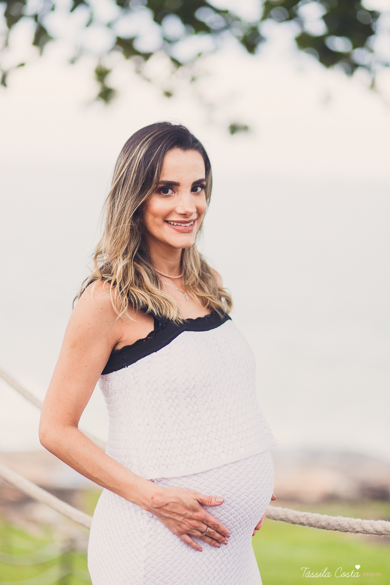 fotos de gestante na Praia do Ribeiro, Praia da Costa, fotos de gestante no Farol de Santa Luzia, Vila Velha, Igreja Missão Praia da Costa, Tássila Costa fotografia, poses para ensaio gestante, fotografia de gestante na praia da Costa
