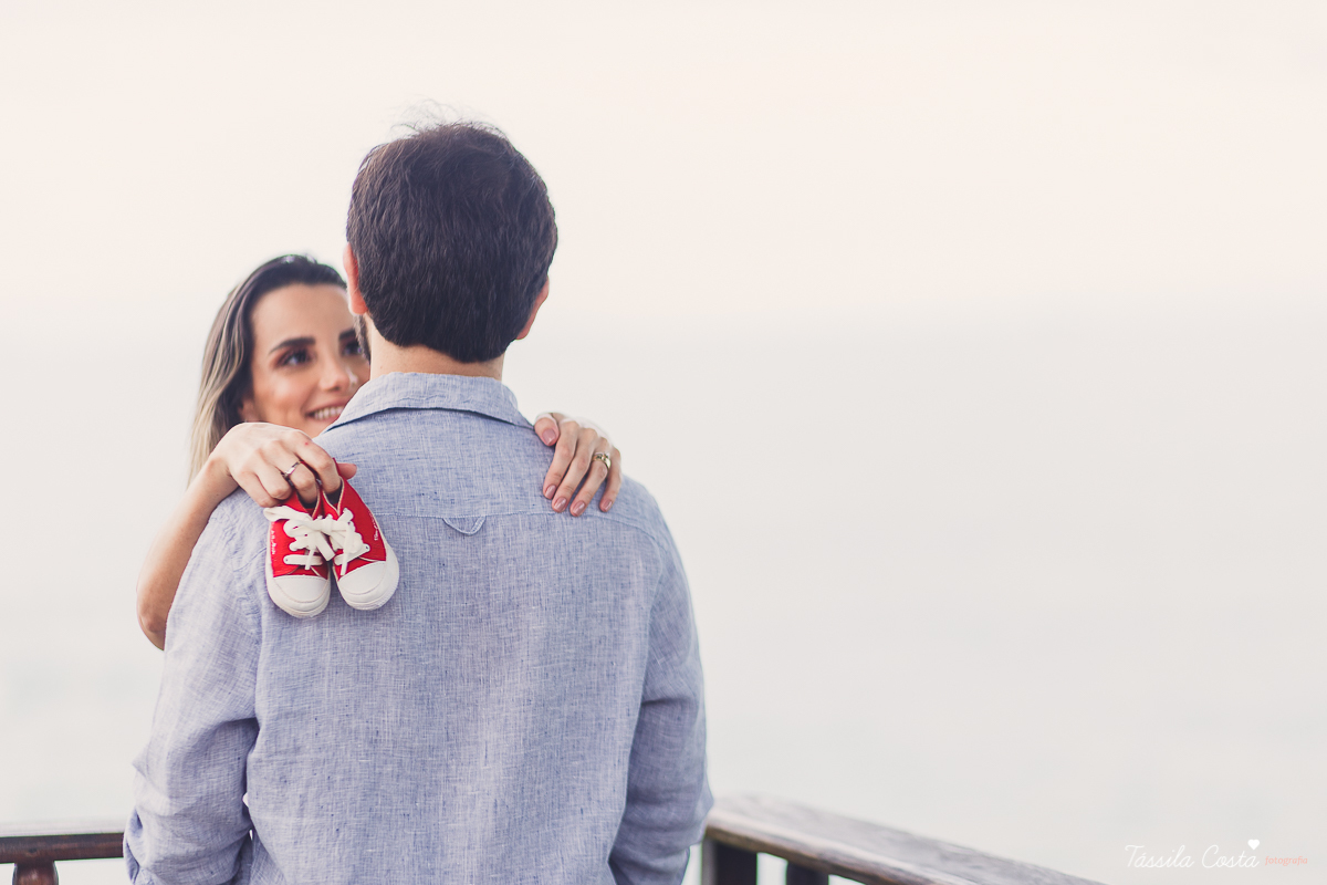 fotos de gestante na Praia do Ribeiro, Praia da Costa, fotos de gestante no Farol de Santa Luzia, Vila Velha, Igreja Missão Praia da Costa, Tássila Costa fotografia, poses para ensaio gestante, fotografia de gestante na praia da Costa