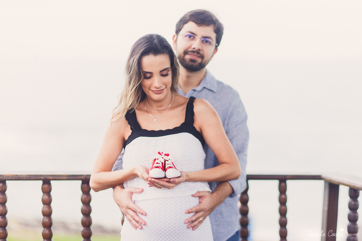 fotos de gestante na Praia do Ribeiro, Praia da Costa, fotos de gestante no Farol de Santa Luzia, Vila Velha, Igreja Missão Praia da Costa, Tássila Costa fotografia, poses para ensaio gestante, fotografia de gestante na praia da Costa