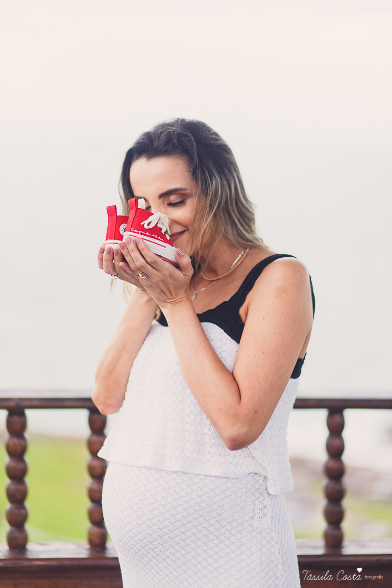 fotos de gestante na Praia do Ribeiro, Praia da Costa, fotos de gestante no Farol de Santa Luzia, Vila Velha, Igreja Missão Praia da Costa, Tássila Costa fotografia, poses para ensaio gestante, fotografia de gestante na praia da Costa