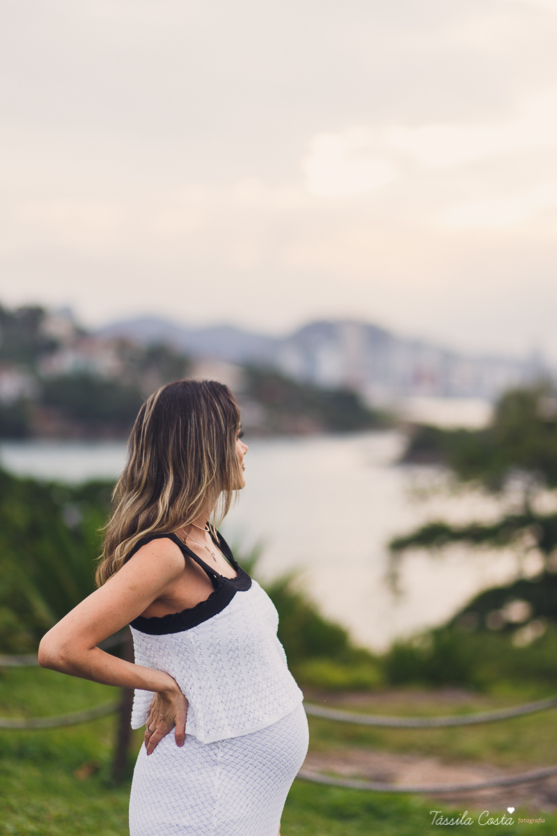 fotos de gestante na Praia do Ribeiro, Praia da Costa, fotos de gestante no Farol de Santa Luzia, Vila Velha, Igreja Missão Praia da Costa, Tássila Costa fotografia, poses para ensaio gestante, fotografia de gestante na praia da Costa