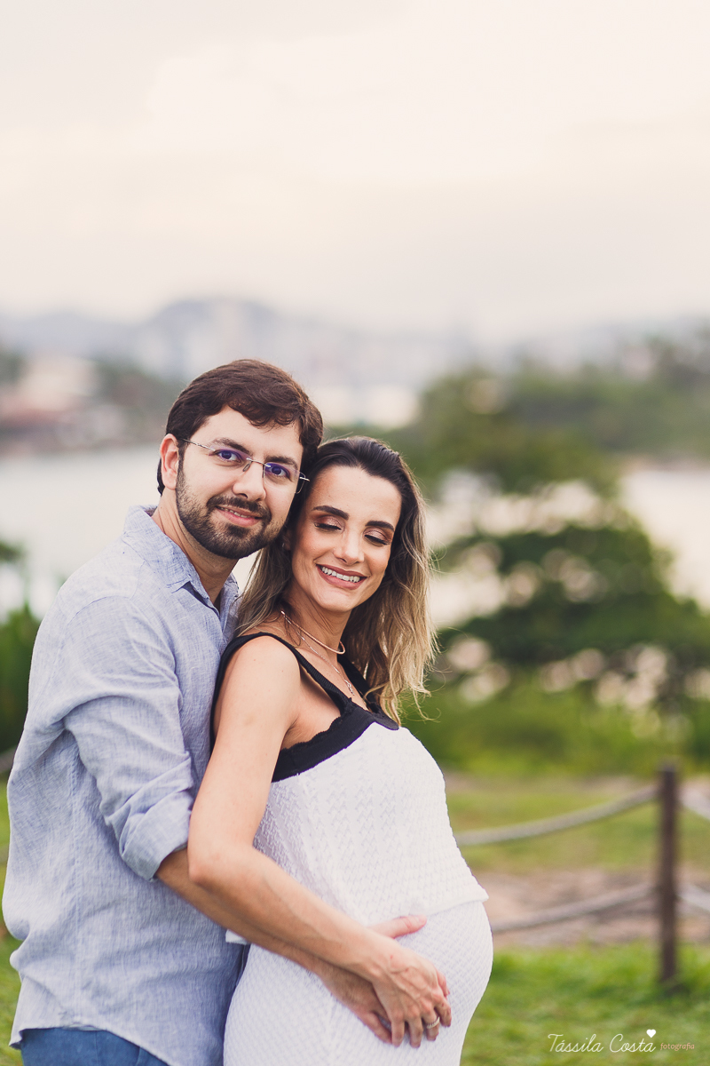 fotos de gestante na Praia do Ribeiro, Praia da Costa, fotos de gestante no Farol de Santa Luzia, Vila Velha, Igreja Missão Praia da Costa, Tássila Costa fotografia, poses para ensaio gestante, fotografia de gestante na praia da Costa
