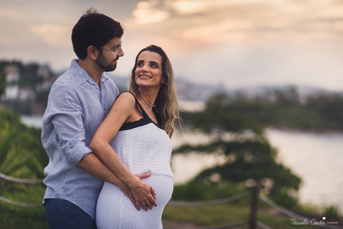 fotos de gestante na Praia do Ribeiro, Praia da Costa, fotos de gestante no Farol de Santa Luzia, Vila Velha, Igreja Missão Praia da Costa, Tássila Costa fotografia, poses para ensaio gestante, fotografia de gestante na praia da Costa