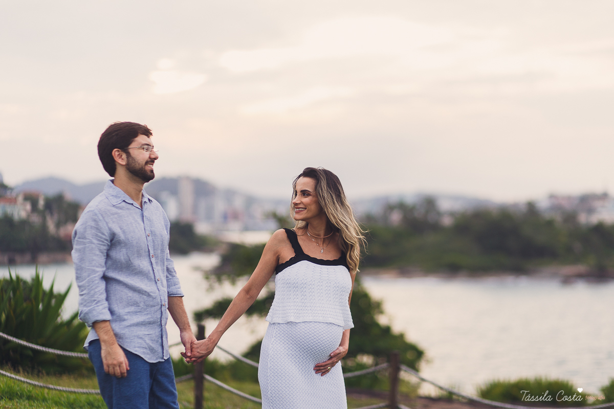 fotos de gestante na Praia do Ribeiro, Praia da Costa, fotos de gestante no Farol de Santa Luzia, Vila Velha, Igreja Missão Praia da Costa, Tássila Costa fotografia, poses para ensaio gestante, fotografia de gestante na praia da Costa