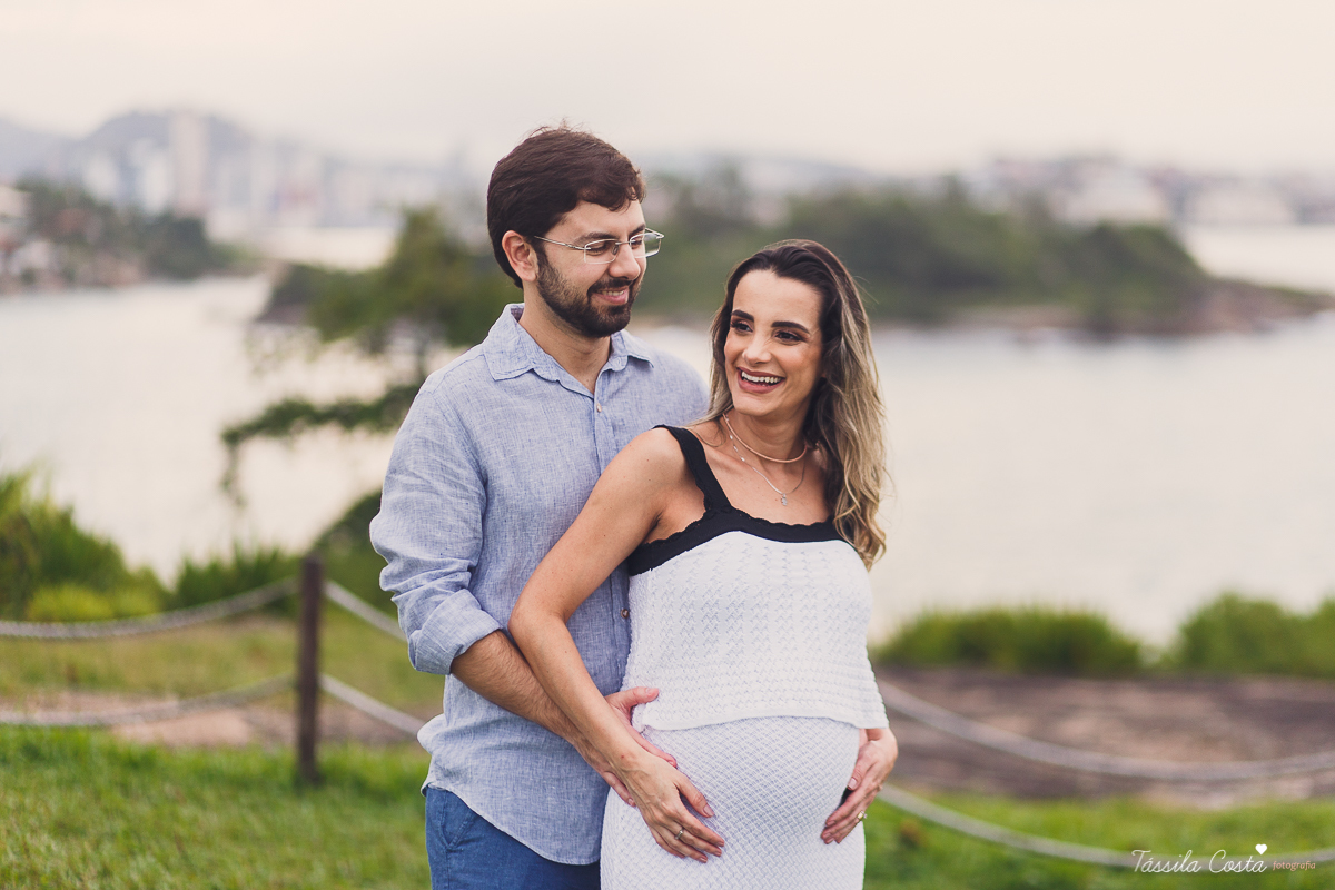 fotos de gestante na Praia do Ribeiro, Praia da Costa, fotos de gestante no Farol de Santa Luzia, Vila Velha, Igreja Missão Praia da Costa, Tássila Costa fotografia, poses para ensaio gestante, fotografia de gestante na praia da Costa