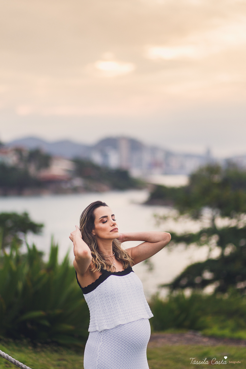 fotos de gestante na Praia do Ribeiro, Praia da Costa, fotos de gestante no Farol de Santa Luzia, Vila Velha, Igreja Missão Praia da Costa, Tássila Costa fotografia, poses para ensaio gestante, fotografia de gestante na praia da Costa