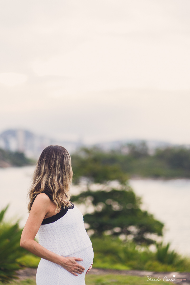fotos de gestante na Praia do Ribeiro, Praia da Costa, fotos de gestante no Farol de Santa Luzia, Vila Velha, Igreja Missão Praia da Costa, Tássila Costa fotografia, poses para ensaio gestante, fotografia de gestante na praia da Costa