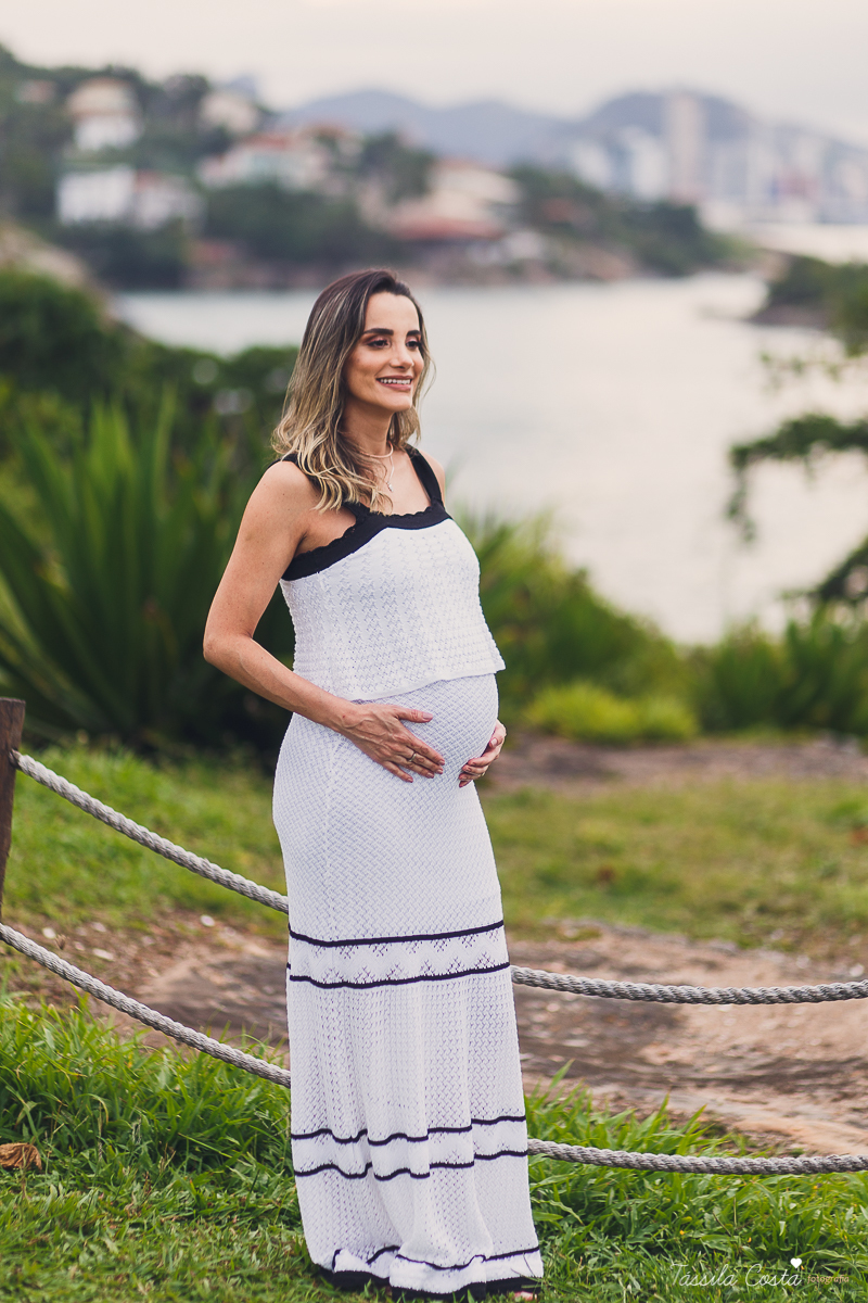 fotos de gestante na Praia do Ribeiro, Praia da Costa, fotos de gestante no Farol de Santa Luzia, Vila Velha, Igreja Missão Praia da Costa, Tássila Costa fotografia, poses para ensaio gestante, fotografia de gestante na praia da Costa