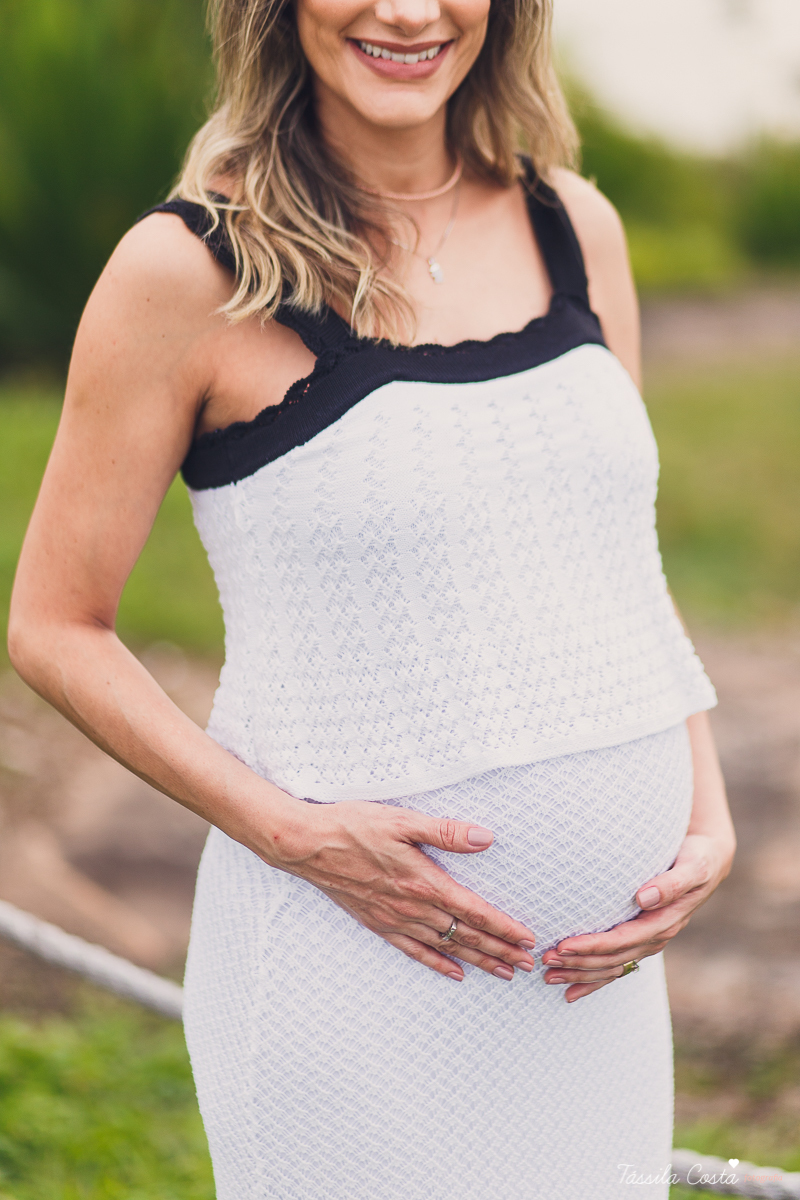 fotos de gestante na Praia do Ribeiro, Praia da Costa, fotos de gestante no Farol de Santa Luzia, Vila Velha, Igreja Missão Praia da Costa, Tássila Costa fotografia, poses para ensaio gestante, fotografia de gestante na praia da Costa