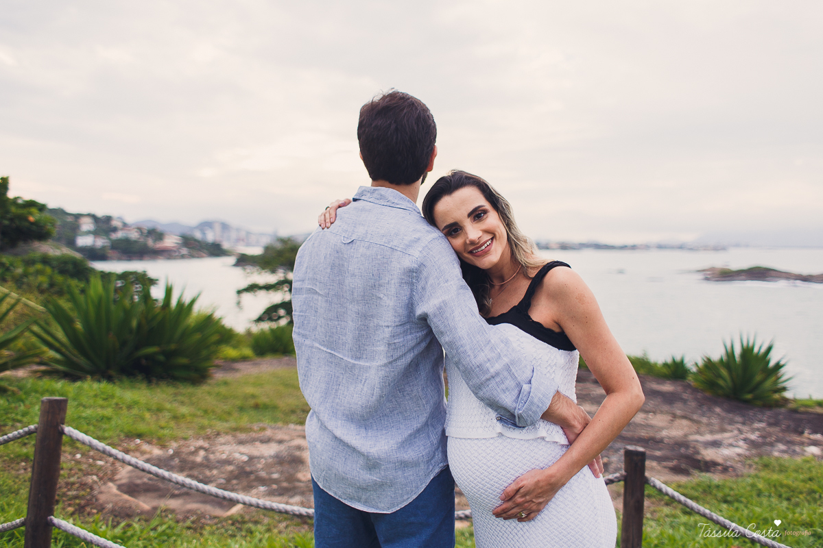 fotos de gestante na Praia do Ribeiro, Praia da Costa, fotos de gestante no Farol de Santa Luzia, Vila Velha, Igreja Missão Praia da Costa, Tássila Costa fotografia, poses para ensaio gestante, fotografia de gestante na praia da Costa