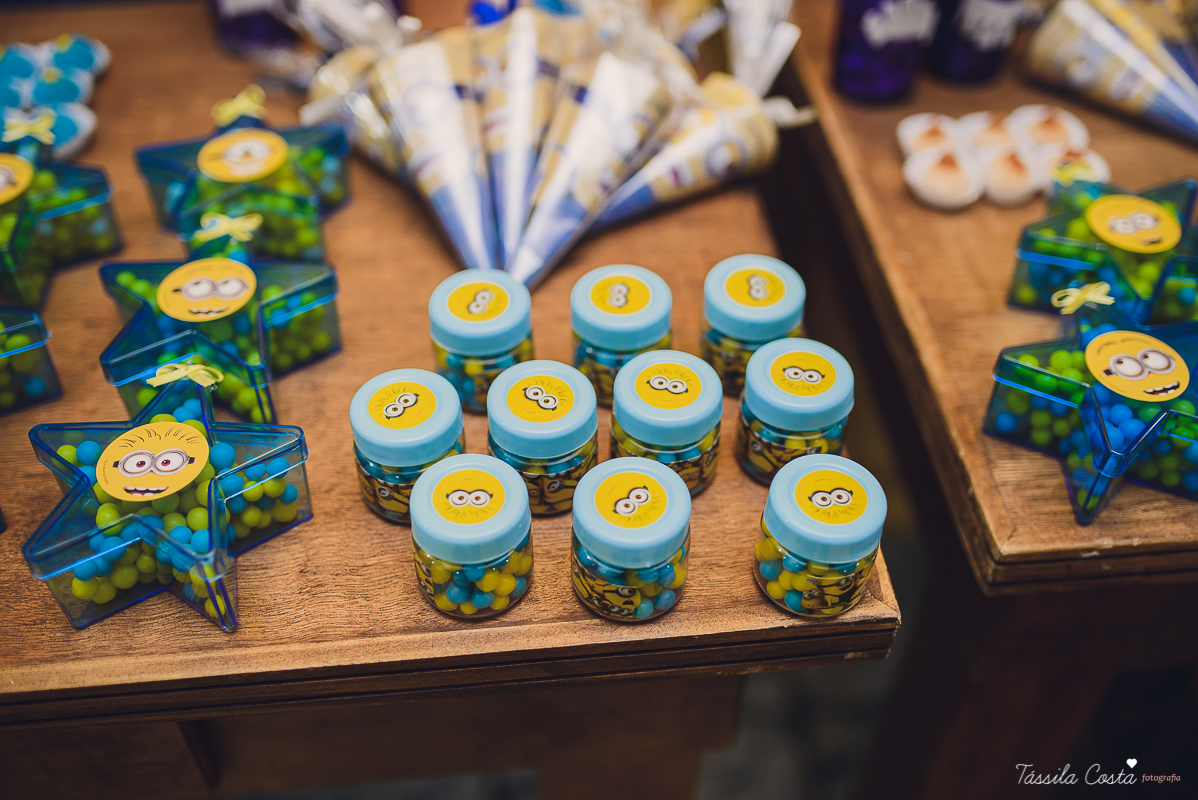 Tássila Costa, fotografia em Vila Velha, festa infantil em  Vila Velha, Cerimonial Victórias, cerimonial em Itaparica, festa de menino, minions, decoração dos minions, festa pequena, festa linda, mãe de menino, davi ant&
