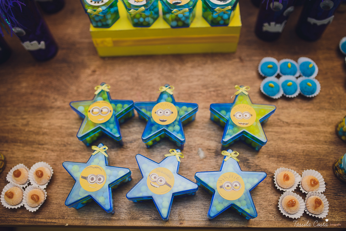 Tássila Costa, fotografia em Vila Velha, festa infantil em  Vila Velha, Cerimonial Victórias, cerimonial em Itaparica, festa de menino, minions, decoração dos minions, festa pequena, festa linda, mãe de menino, davi ant&