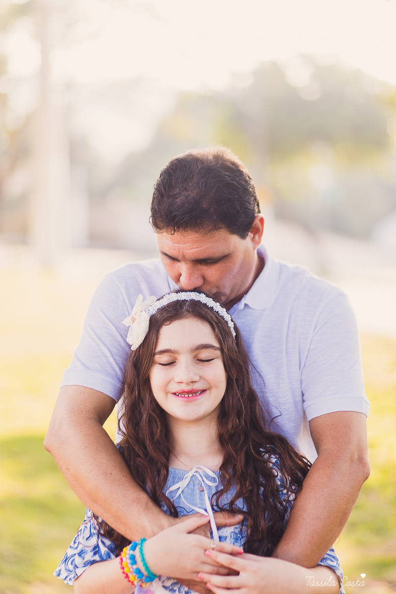 fotos feitas na ilha do frade, ensaio de família na ilha do frade, fotos de menina de 10 anos, looks para ensaio fotográfico, fotos com dia nublado em vitória es, fotografia em vitória es, fotógrafa especializada em ensaio externo, fotógrafa especializada