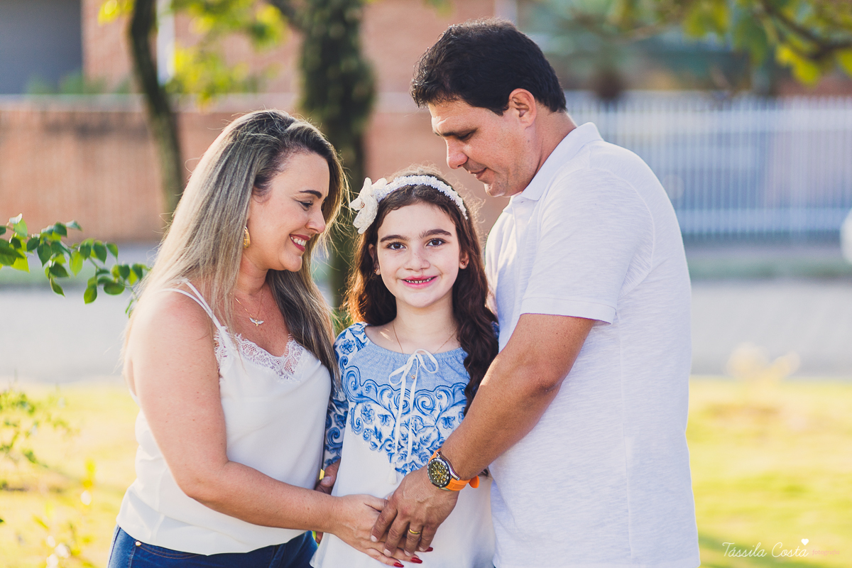 fotos feitas na ilha do frade, ensaio de família na ilha do frade, fotos de menina de 10 anos, looks para ensaio fotográfico, fotos com dia nublado em vitória es, fotografia em vitória es, fotógrafa especializada em ensaio externo, fotógrafa especializada