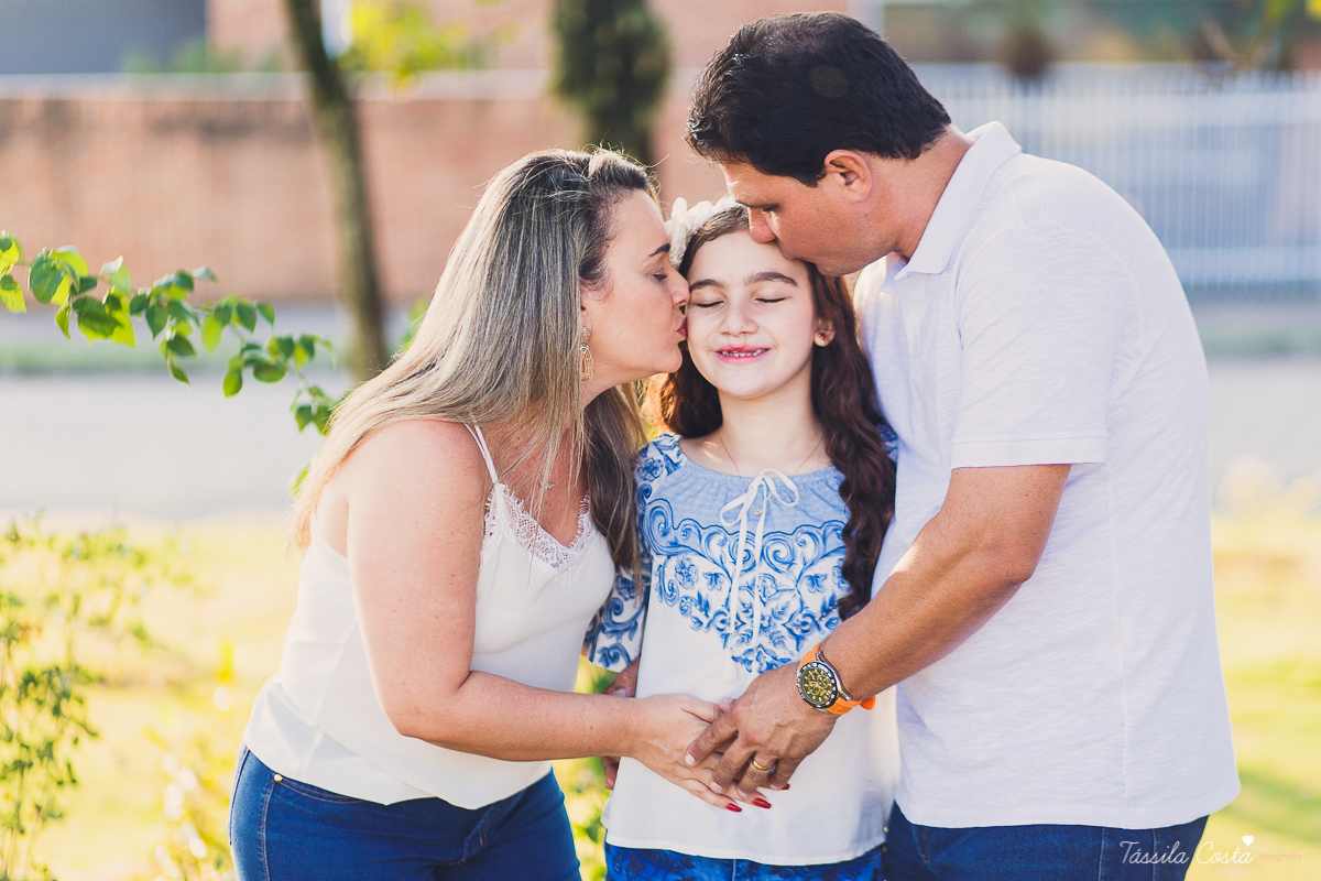 fotos feitas na ilha do frade, ensaio de família na ilha do frade, fotos de menina de 10 anos, looks para ensaio fotográfico, fotos com dia nublado em vitória es, fotografia em vitória es, fotógrafa especializada em ensaio externo, fotógrafa especializada