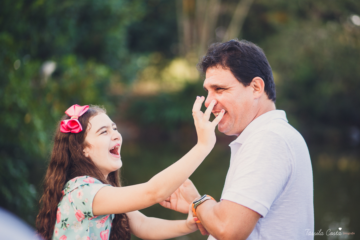 fotos feitas na ilha do frade, ensaio de família na ilha do frade, fotos de menina de 10 anos, looks para ensaio fotográfico, fotos com dia nublado em vitória es, fotografia em vitória es, fotógrafa especializada em ensaio externo, fotógrafa especializada