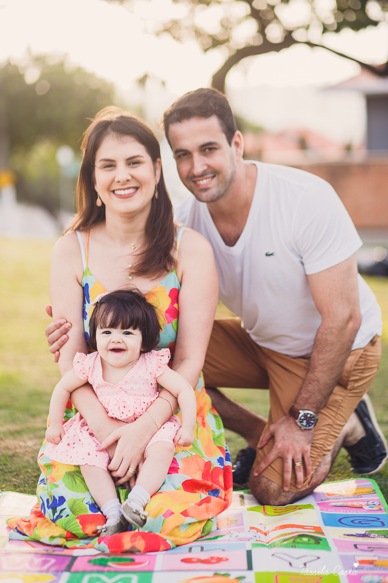 fotografia de família em Vitória ES, Praia de Camburi, Virótia ES, fotos de família, fotógrafa de familias em Vitória ES, fotos profissionais, Tássila Costa fotografia, papais de primeira viagem, acompanhamento fotográfico em Vitória, pais de menina, ES