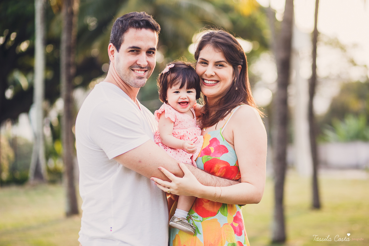 fotografia de família em Vitória ES, Praia de Camburi, Virótia ES, fotos de família, fotógrafa de familias em Vitória ES, fotos profissionais, Tássila Costa fotografia, papais de primeira viagem, acompanhamento fotográfico em Vitória, pais de menina, ES