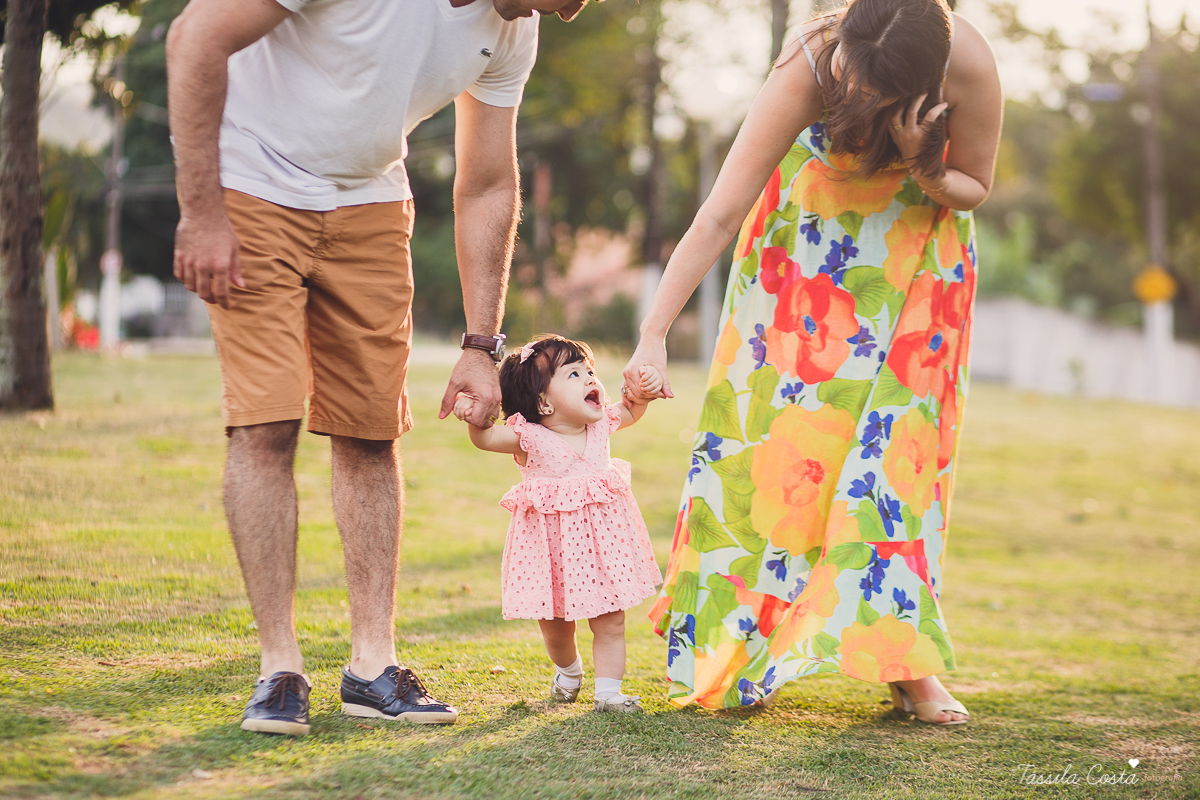 fotografia de família em Vitória ES, Praia de Camburi, Virótia ES, fotos de família, fotógrafa de familias em Vitória ES, fotos profissionais, Tássila Costa fotografia, papais de primeira viagem, acompanhamento fotográfico em Vitória, pais de menina, ES