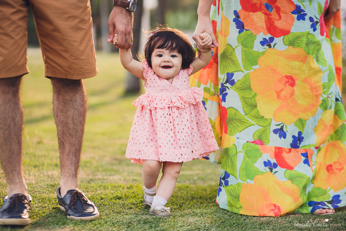 fotografia de família em Vitória ES, Praia de Camburi, Virótia ES, fotos de família, fotógrafa de familias em Vitória ES, fotos profissionais, Tássila Costa fotografia, papais de primeira viagem, acompanhamento fotográfico em Vitória, pais de menina, ES