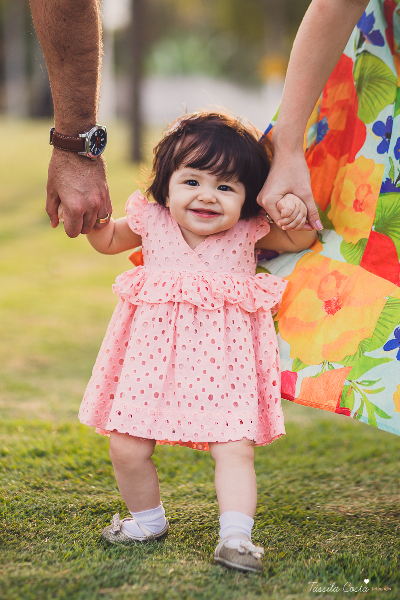fotografia de família em Vitória ES, Praia de Camburi, Virótia ES, fotos de família, fotógrafa de familias em Vitória ES, fotos profissionais, Tássila Costa fotografia, papais de primeira viagem, acompanhamento fotográfico em Vitória, pais de menina, ES