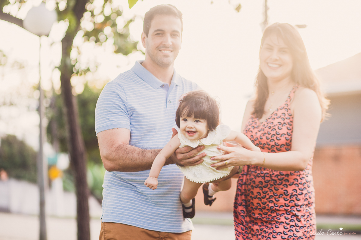 fotografia de família em Vitória ES, Praia de Camburi, Virótia ES, fotos de família, fotógrafa de familias em Vitória ES, fotos profissionais, Tássila Costa fotografia, papais de primeira viagem, acompanhamento fotográfico em Vitória, pais de menina, ES