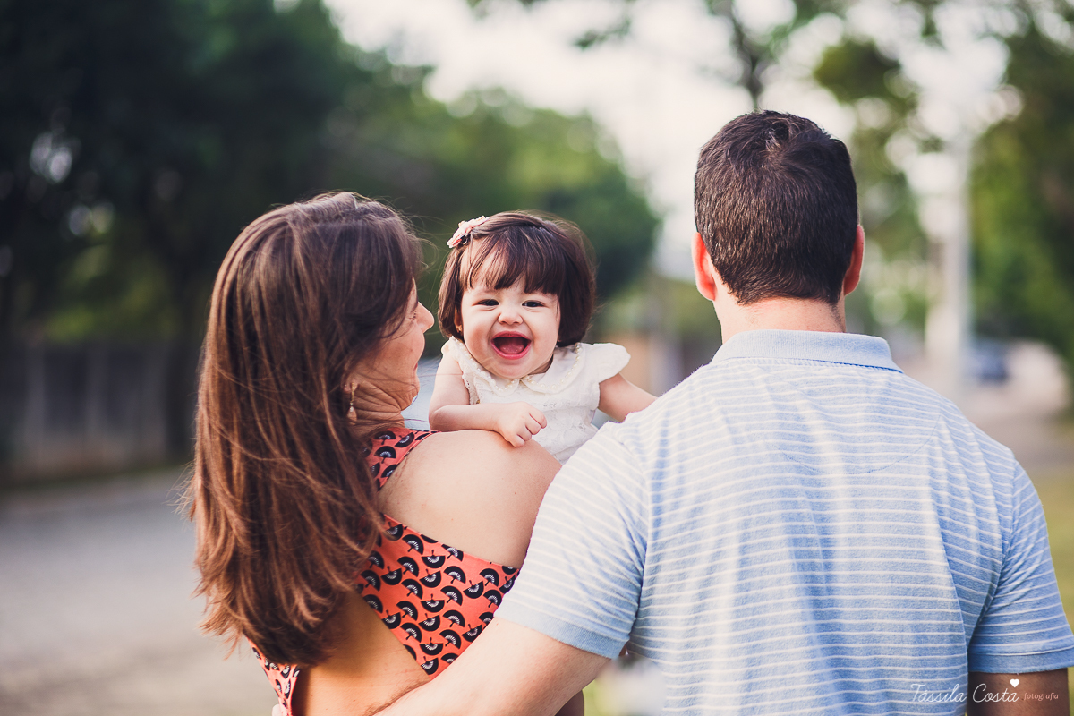 fotografia de família em Vitória ES, Praia de Camburi, Virótia ES, fotos de família, fotógrafa de familias em Vitória ES, fotos profissionais, Tássila Costa fotografia, papais de primeira viagem, acompanhamento fotográfico em Vitória, pais de menina, ES