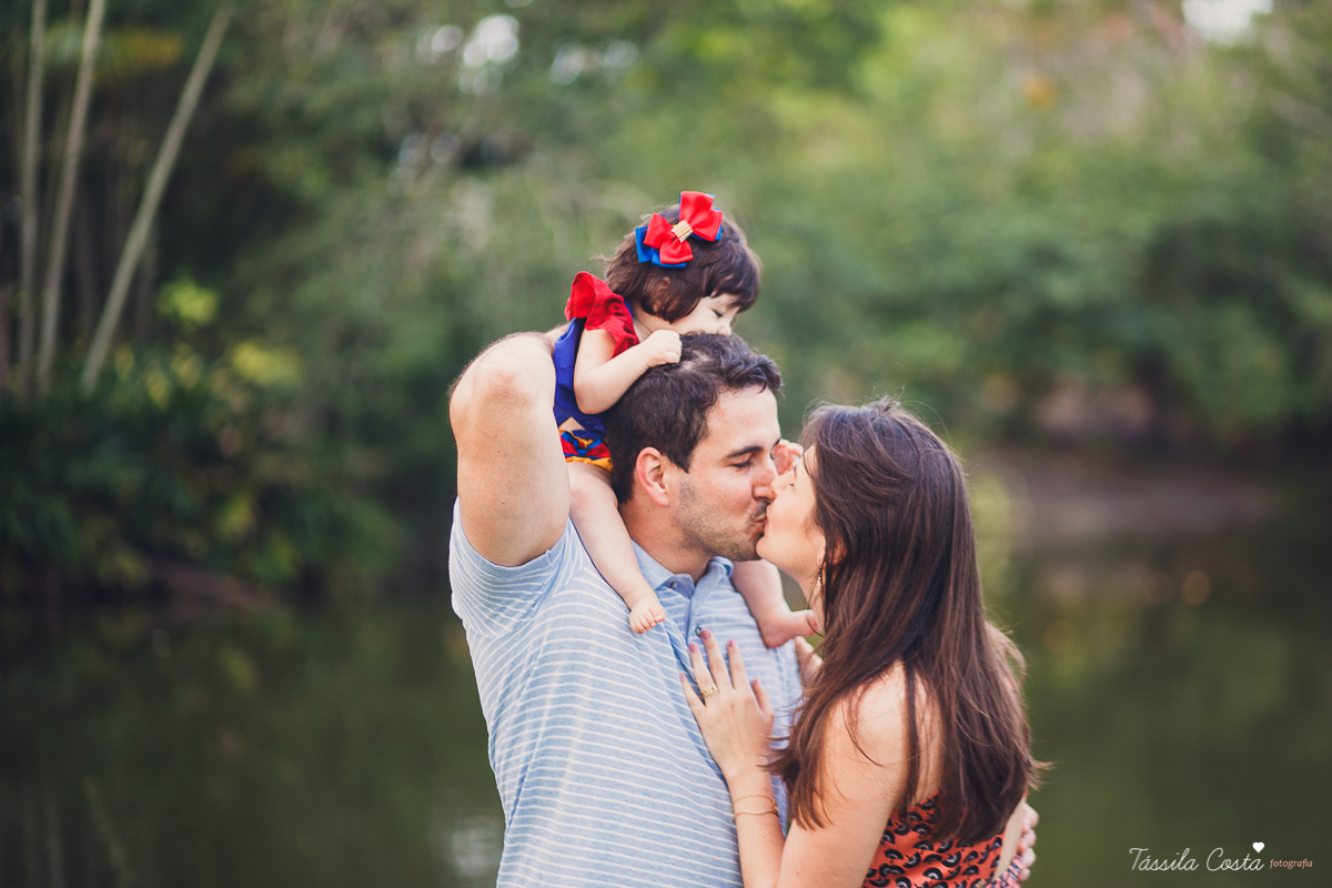 fotografia de família em Vitória ES, Praia de Camburi, Virótia ES, fotos de família, fotógrafa de familias em Vitória ES, fotos profissionais, Tássila Costa fotografia, papais de primeira viagem, acompanhamento fotográfico em Vitória, pais de menina, ES