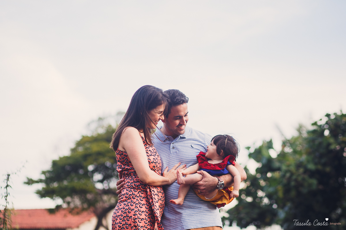 fotografia de família em Vitória ES, Praia de Camburi, Virótia ES, fotos de família, fotógrafa de familias em Vitória ES, fotos profissionais, Tássila Costa fotografia, papais de primeira viagem, acompanhamento fotográfico em Vitória, pais de menina, ES