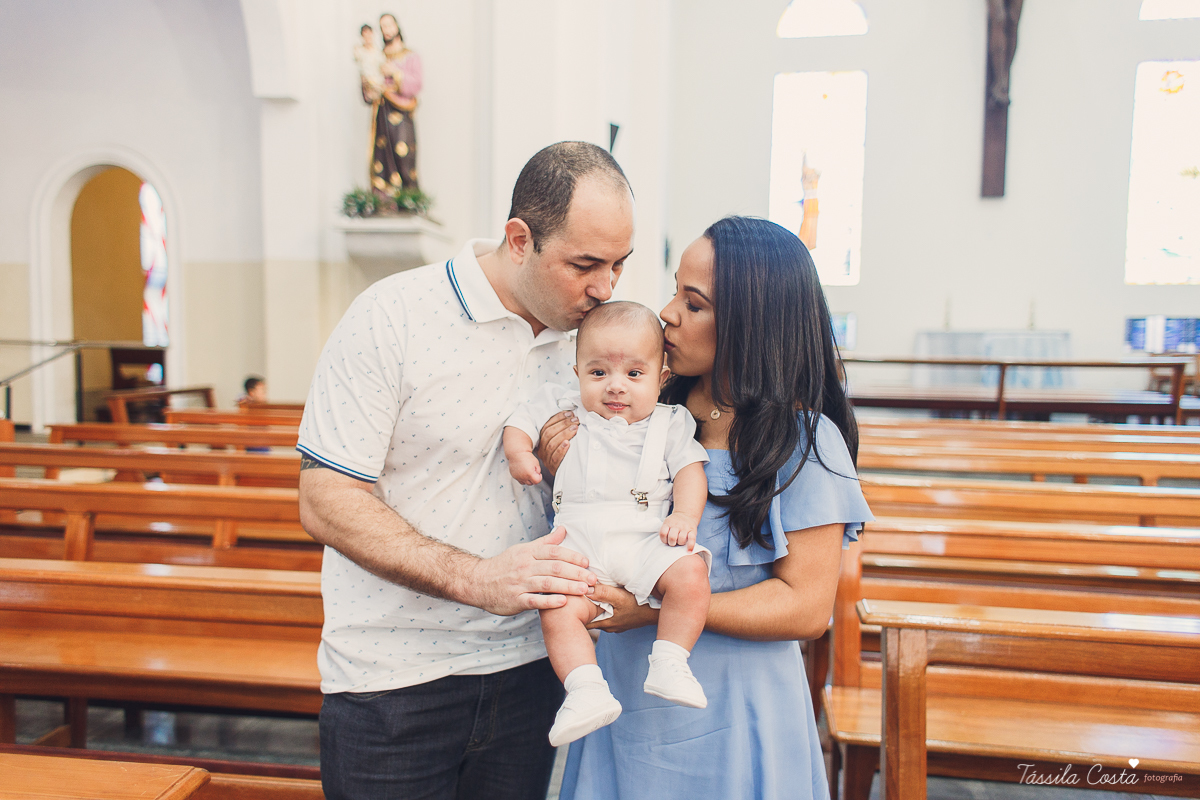 fotos de batizado no santuário de vila velha, família linda, batizando o filho Gabriel, look para batizado, fotos na hora do batizado, aonde batizar meu filho em Vila Velha ES, Santuário de Vila Velha, próximo ao terminal de Vila Velha, família católica