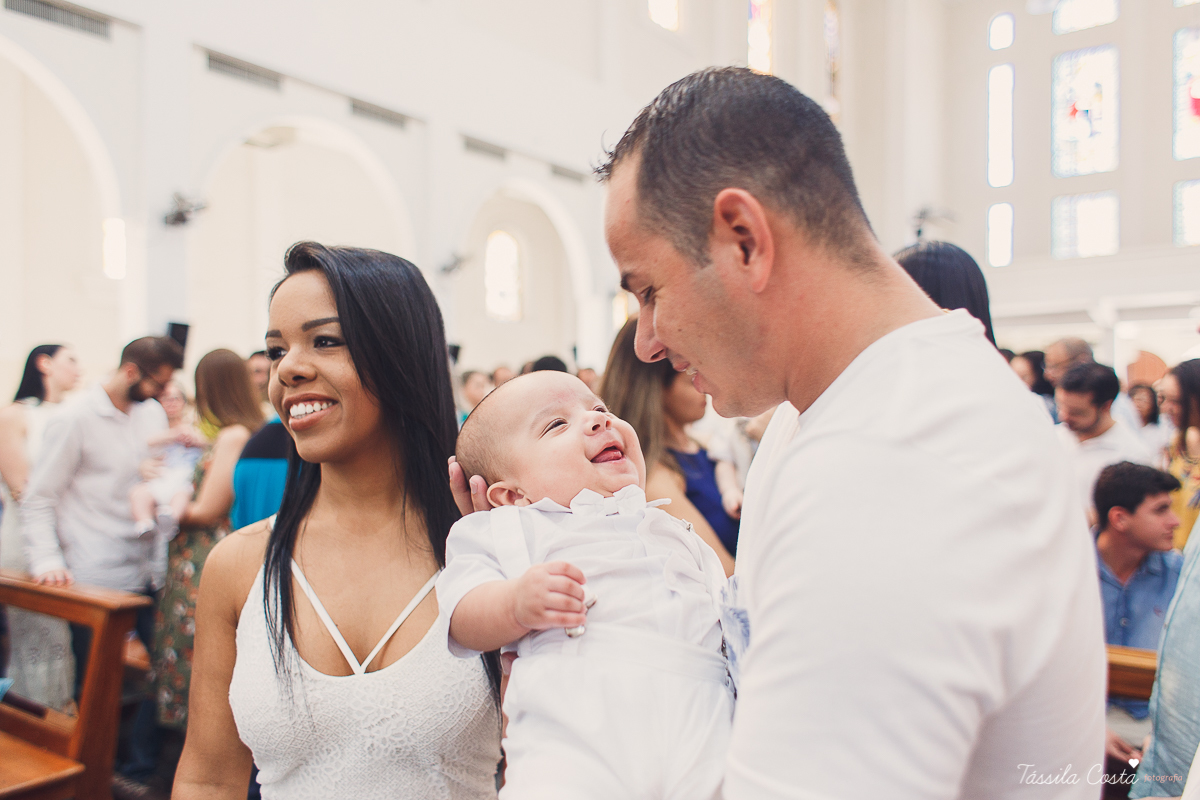 fotos de batizado no santuário de vila velha, família linda, batizando o filho Gabriel, look para batizado, fotos na hora do batizado, aonde batizar meu filho em Vila Velha ES, Santuário de Vila Velha, próximo ao terminal de Vila Velha, família católica