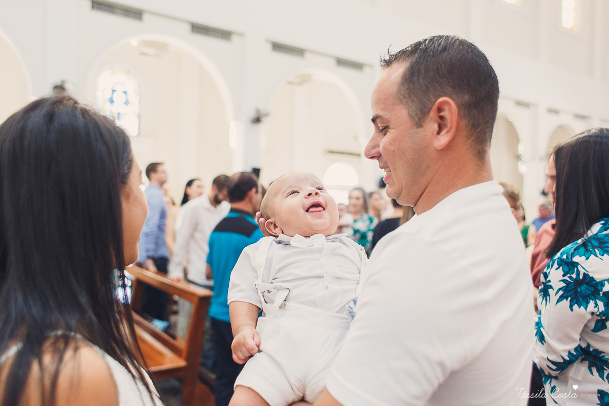 fotos de batizado no santuário de vila velha, família linda, batizando o filho Gabriel, look para batizado, fotos na hora do batizado, aonde batizar meu filho em Vila Velha ES, Santuário de Vila Velha, próximo ao terminal de Vila Velha, família católica